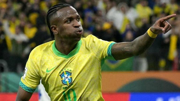 Vinicius Jr. celebra el gol que le dio el triunfo y la clasificación a Brasil.