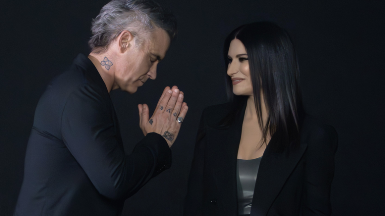 Robbie Williams y Laura Pausini estrenarán este sábado “Desire”.