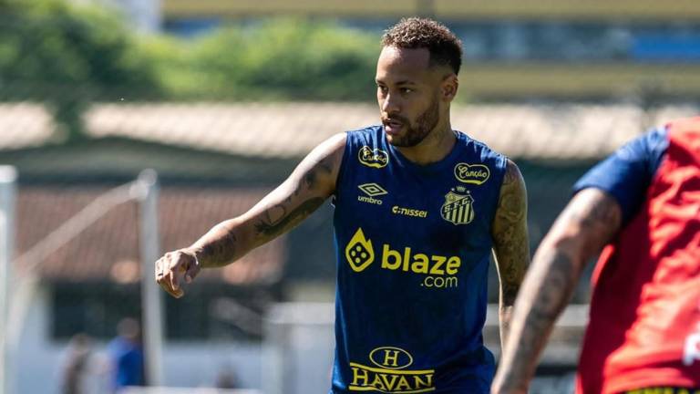 Neymar es apartado de su equipo.