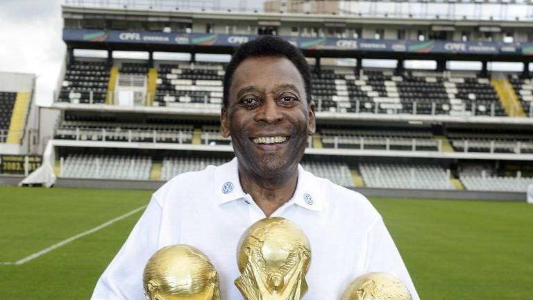 Pelé y sus tres copas del mundo.