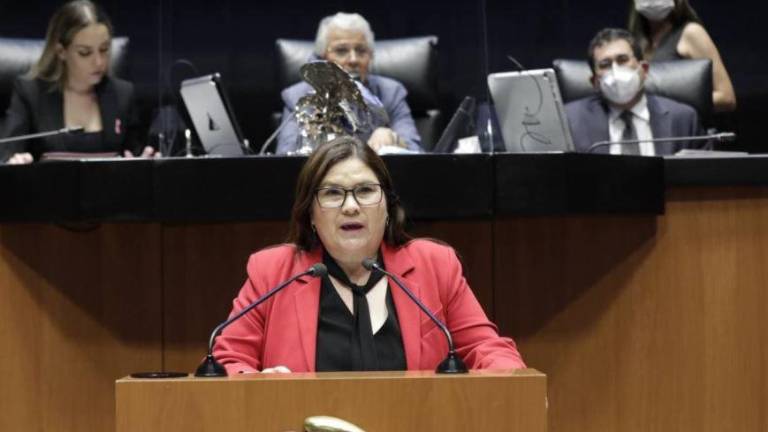 Imelda Castro Castro, Senadora.
