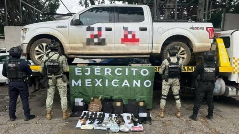 El operativo en Zitácuaro derivó en el aseguramiento de vehículos, armas y droga en un rancho presuntamente vinculado al líder criminal “El Barbas”.
