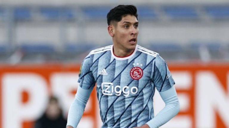 Edson Álvarez recibió una tarjeta amarilla.