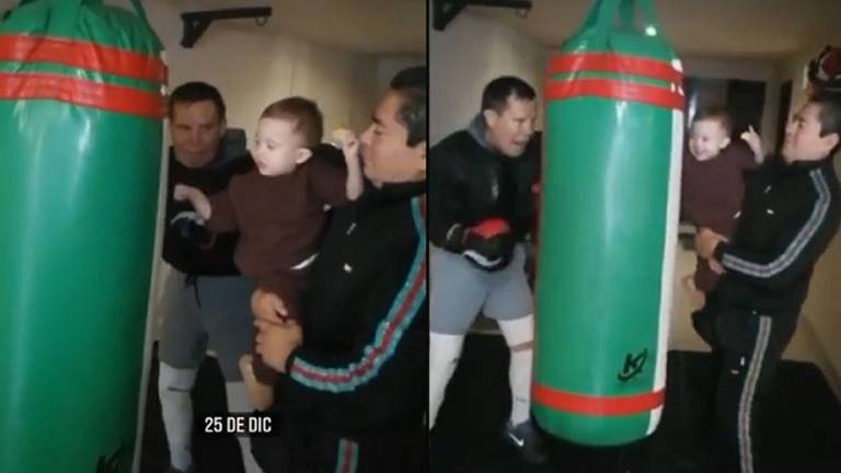 Julio César Chávez entrenando en la Navidad junto a su nieto.