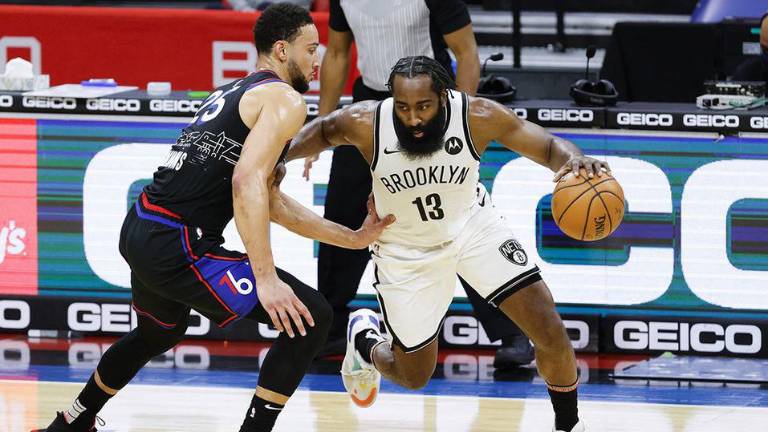 James Harden (derecha), pasó de Brooklyn a Filadelfia.