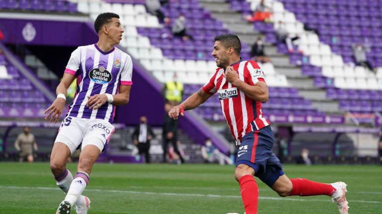 Luis Suárez anotó el gol que sentenció el décimo primer título del Atlético de Madrid en España.
