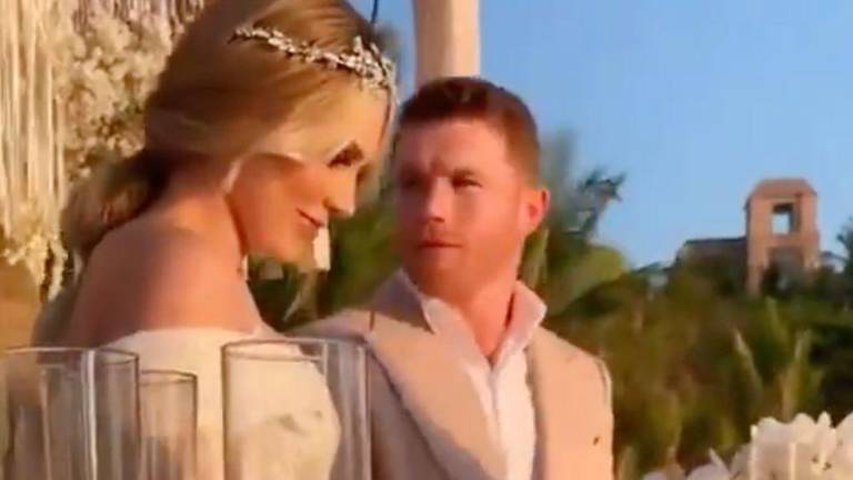 “El Canelo” firmó los papeles que oficializan su relación con su pareja por lo legal.