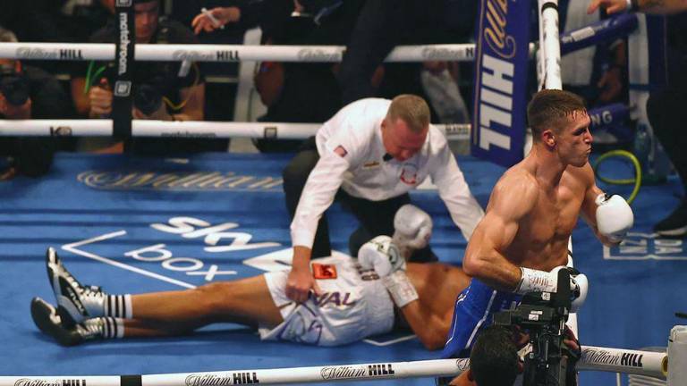 Callum Smith le metió un potente derechazo a Lenin Castillo para el nocaut.