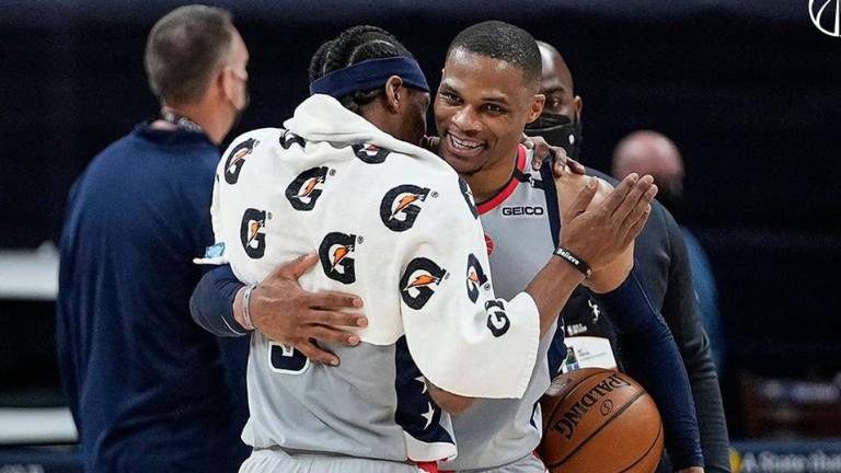 Russell Westbrook fue felicitado por Bradley Beal tras conseguir la hazaña.