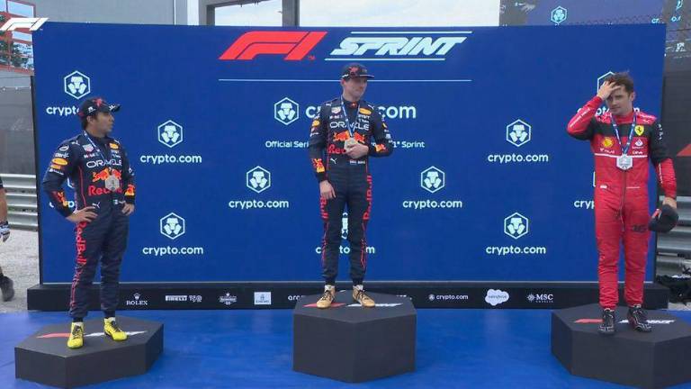 El podio de la Carrera Sprint, donde el mexicano Sergio “Checo” Pérez concluyó como tercer lugar.