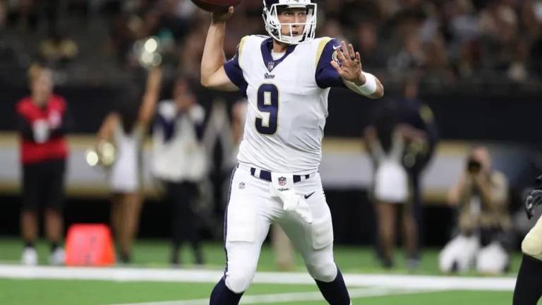 Luis Pérez, con el uniforme de los Rams de Los Ángeles.