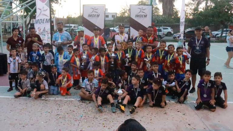 Los ganadores posaron para la foto del recuerdo.