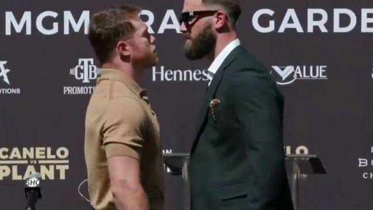 Saúl Álvarez y Caleb Plant tuvieron su primer careo, yéndose a los golpes.