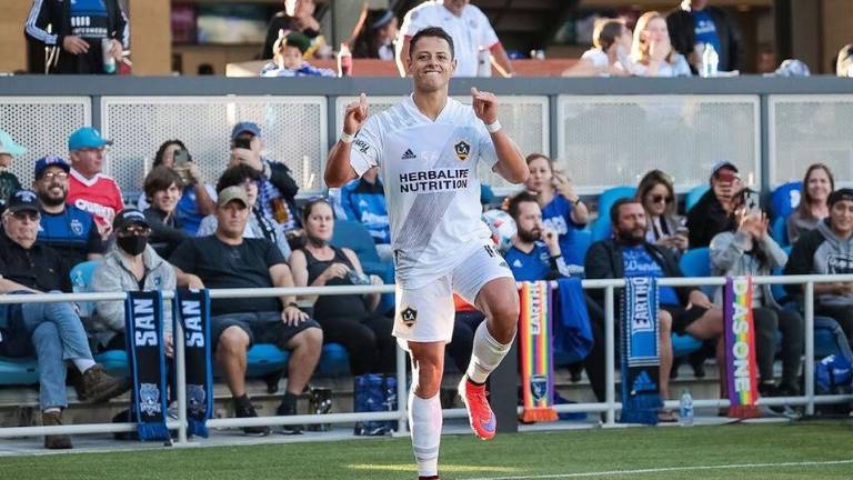 Javier “Chicharito” Hernández festeja uno de sus dos goles ante el San José.