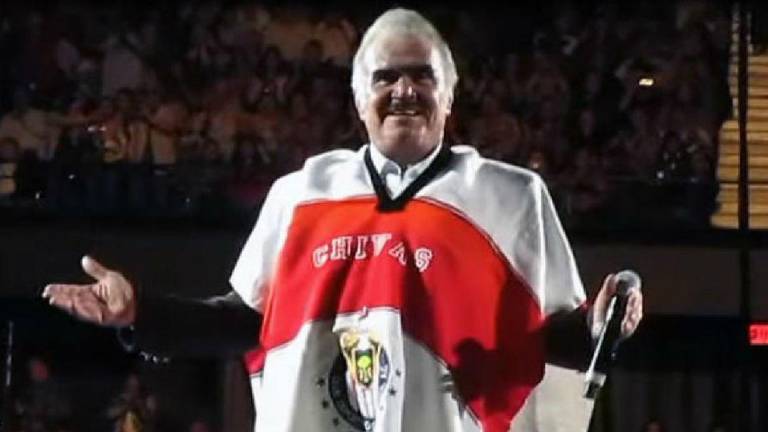 Era común ver a Vicente Fernández con indumentarias donde se apreciaba el logo de Chivas.
