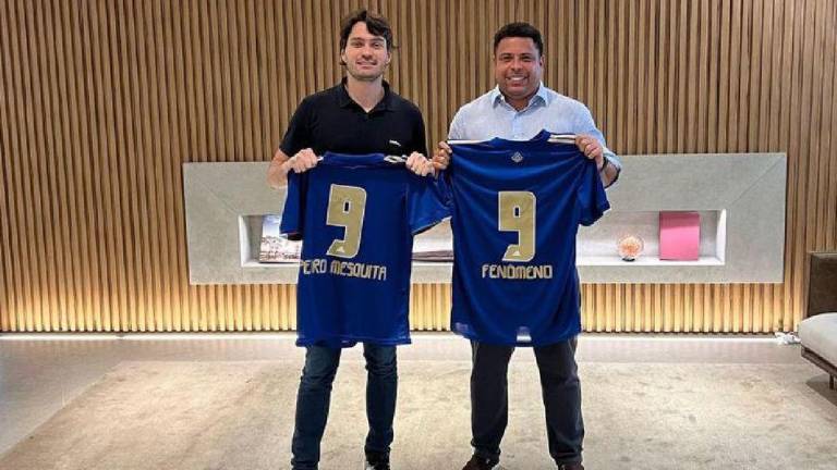 Ronaldo Nazario de Lima (der.) adquiere al Cruzeiro.