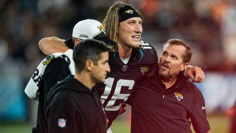 Trevor Lawrence salió lesionado del encuentro ante los Bengals la noche del lunes.