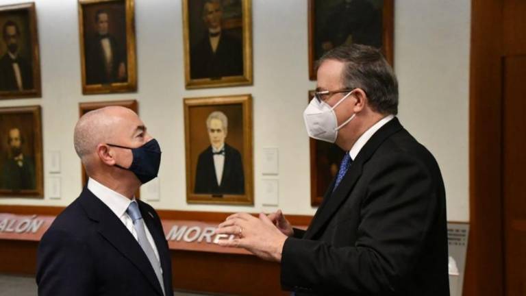 Alejandro Mayorkas, titular del Departamento de Seguridad Nacional de los Estados Unidos, y Marcelo Ebrard Casaubón, canciller mexicano en la sede de la Secretaría de Relaciones Exteriores.
