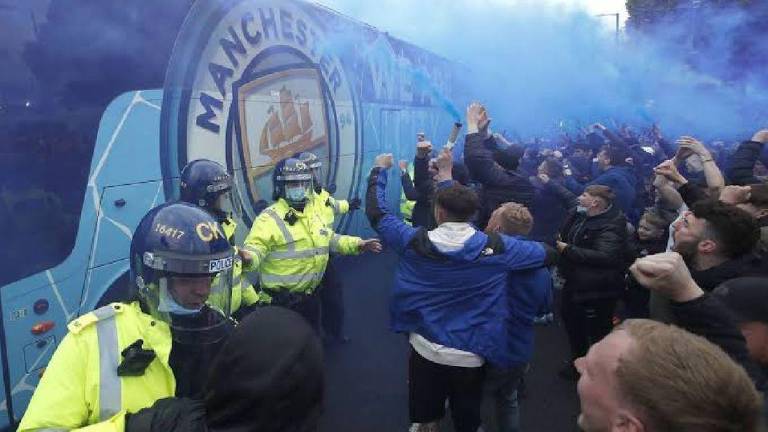 Tensión en Porto con la llegada de cientos de fanáticos ingleses para la final de Champions League.