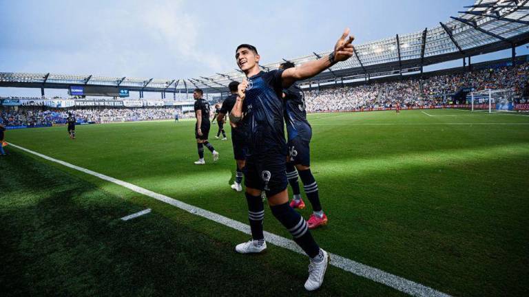 Alan marcó su sexto gol pero su presencia en el Tri está en duda tras salir lesionado.
