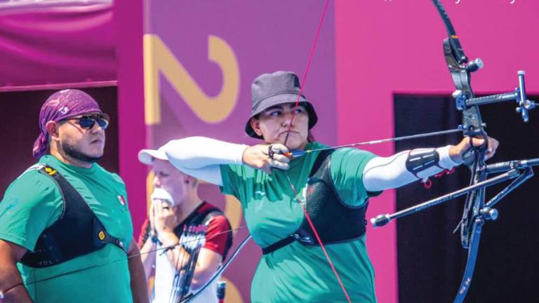 Alejandra Valencia, junto a Luis Álvarez, avanzaron a cuartos de final en tiro con arco.