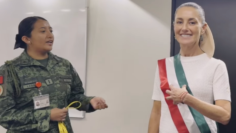 El sábado 28 de septiembre, Sheinbaum se probó la Banda Presidencial elaborada por mujeres del Ejército Mexicano