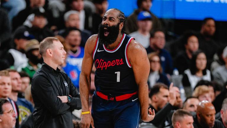 James Harden reacciona al triunfo de Clippers.