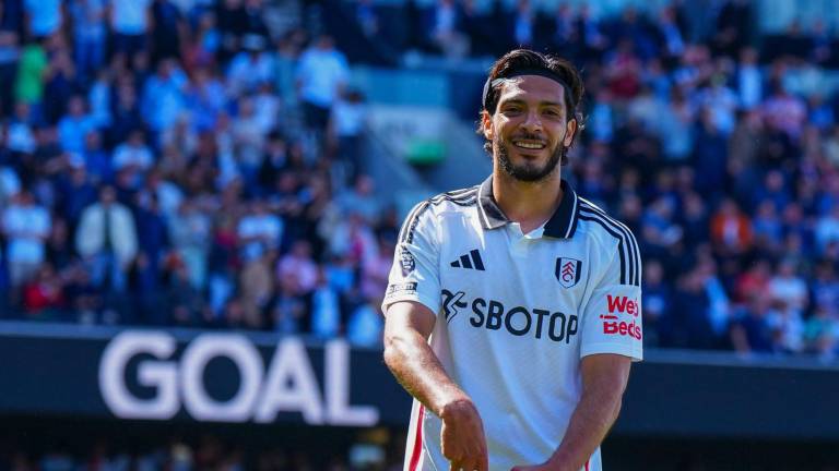 Raúl Jiménez celebra su gol ante el Everton, que sin embargo, no evitó la derrota.