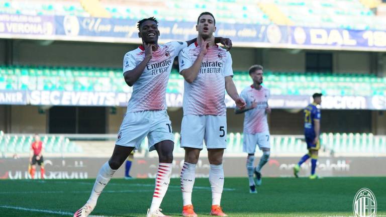 Milán derrota 2-0 al Hellas Verona.