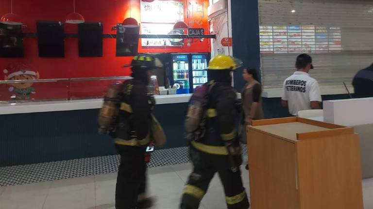 Personal de bomberos llegan a atender un incendio de un negocio de comidas en Mazatlán.