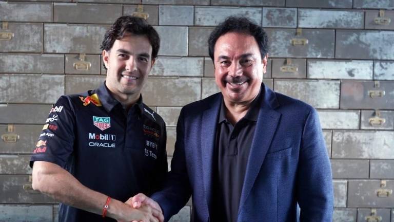 Sergio Pérez y Hugo Sánchez se saludan.