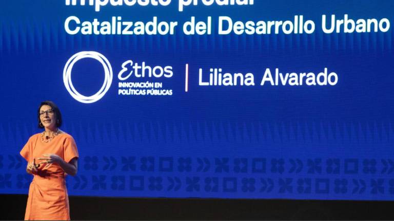 Liliana Alvarado Baena, directora General de Ethos, imparte la conferencia Financiamiento para el Desarrollo Urbano: Análisis del caso específico del Impuesto Predial.