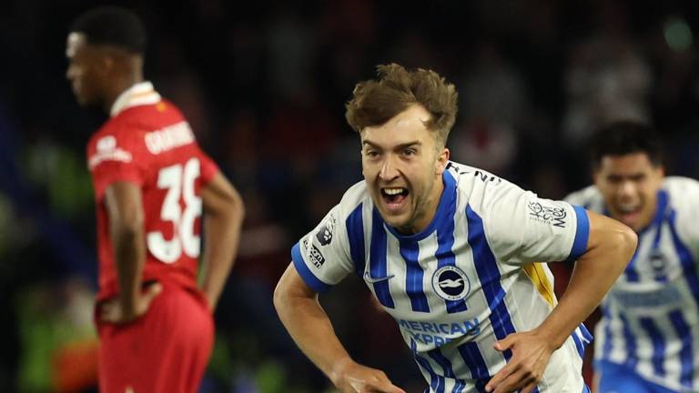 El Brighton &amp; Hove Albion sorprendió al Liverpool para mantenerse con mínimas esperanzas de calificar a Europa.
