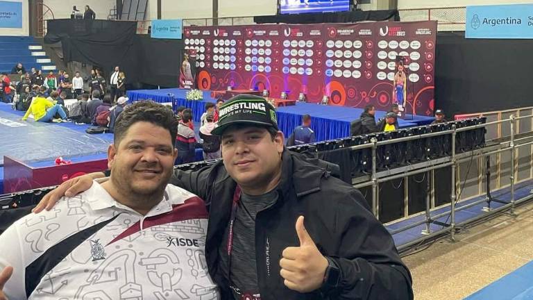 Paúl Morales junto a su entrenador Orestes Morales.
