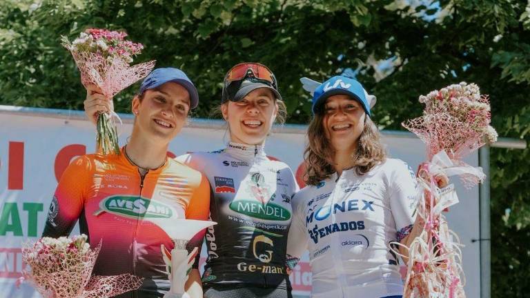 Romina Hinojosa (derecha) fue parte del podio en la “11° Giornata Nazionale Rosa Citta Di Corridonia Trofeo Impresa Edile Fiorelli”.