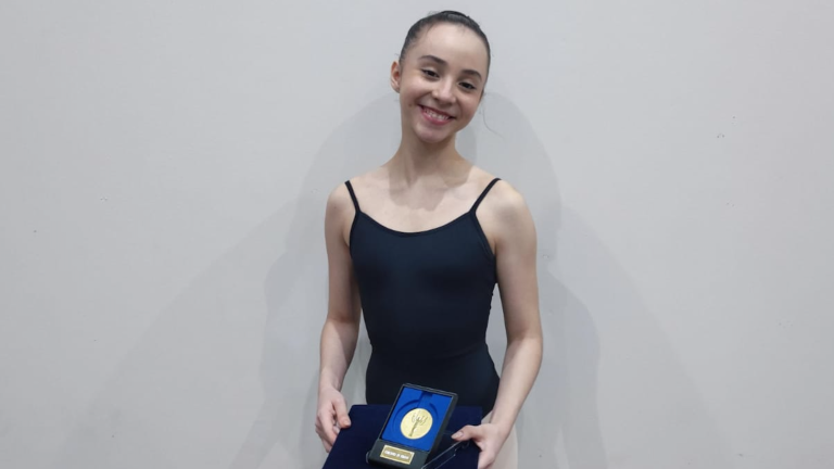 La bailarina de danza clásica Aby Loaiza triunfa en Francia.
