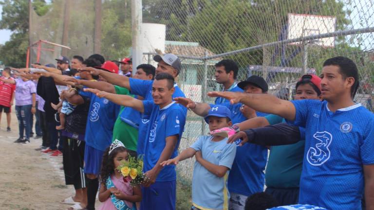 Los jugadores rinden la protesta deportiva.