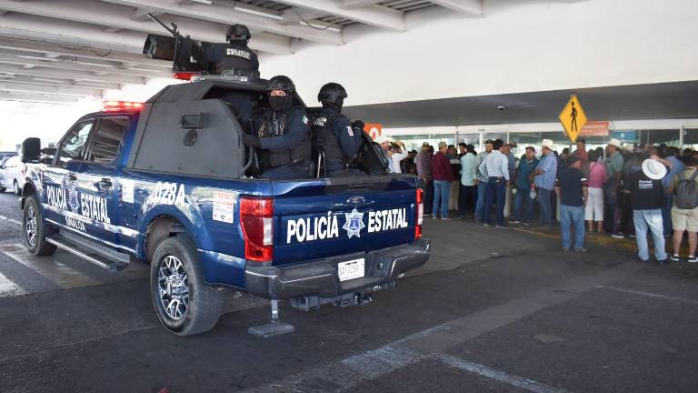 La toma del Aeropuerto Internacional de Culiacán continúa por parte de los productores agrícolas.