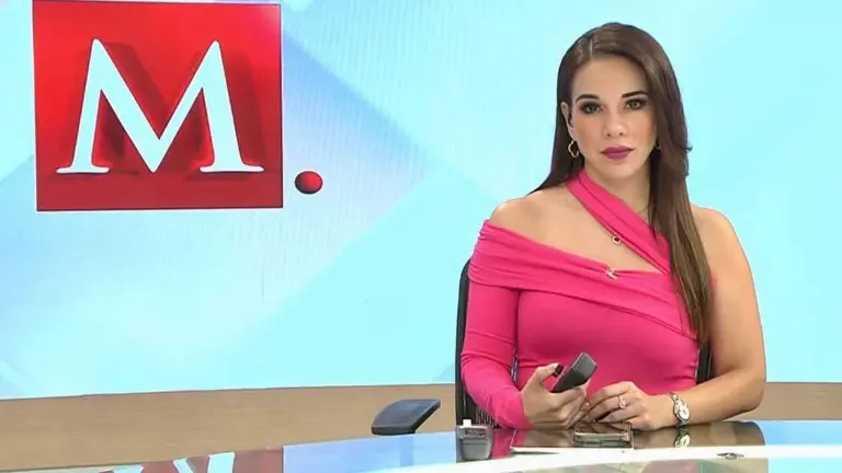 Débora Estrella, conductora de Telediario Matutino, murió la tarde de este sábado en un accidente aéreo en García, Nuevo León.