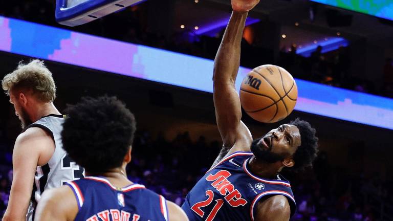 Joel Embiid dio 31 puntos para la causa de los Sixers.