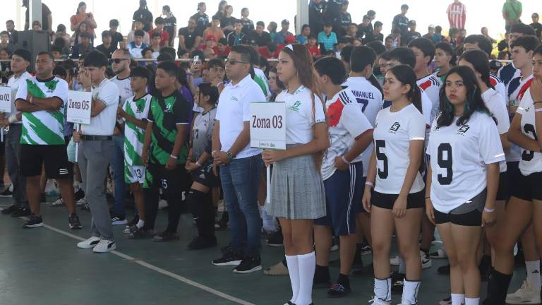 Los deportistas atentos a la ceremonia inaugural.
