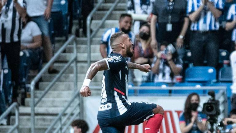 Duvan Vergara celebra uno de sus dos goles con los que Monterrey superó a Pumas.