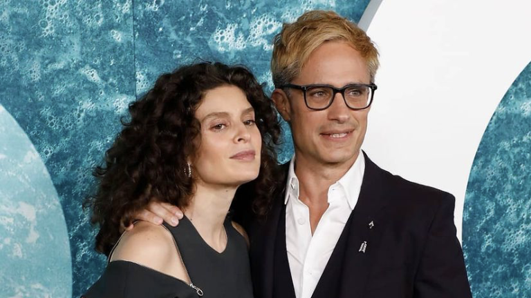 Gael García Bernal y Fernanda Aragonés asisten a la premier de la cinta ‘Old’.