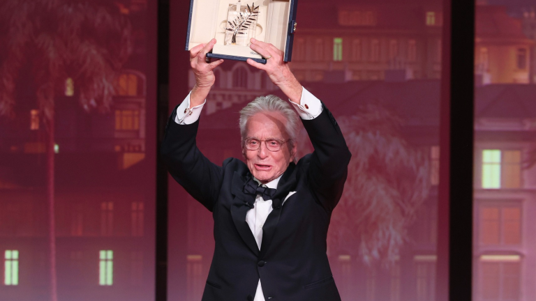 El actor Michael Douglas es reconocido en Cannes con La Palma de Oro.