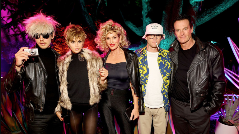 Austin Butler como Andy Warhol y Kaia Gerber como Edie Sedgwick, Cindy Crawford como Sandy Olsson de Grease, Presley Gerber como Raoul Duke y Rande Gerber como Danny Zuko de Grease.