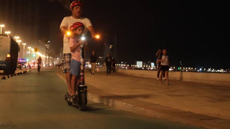La mayoría de los usuarios de scooters en Mazatlán respetan el uso obligatorio de casco y chaleco, reduciendo riesgos en la ciclovía del malecón.