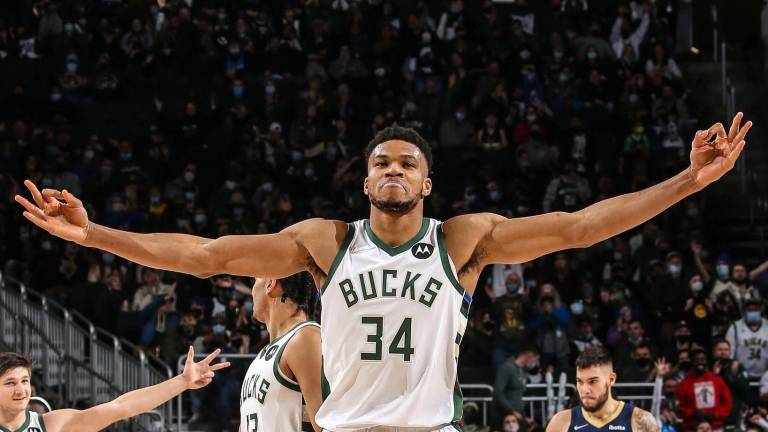 Giannis Antetokounmpo tiene otra gran actuación.