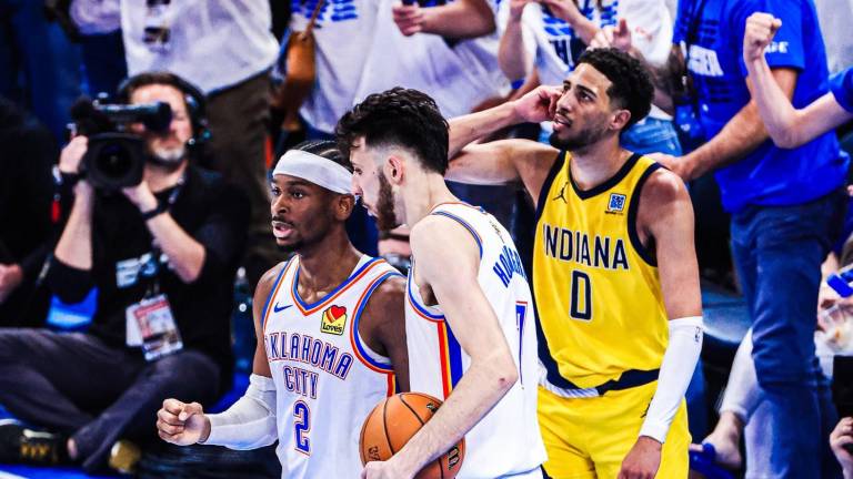 Shai Gilgeous-Alexander y Chet Holmgren charlan en un descanso del encuentro que el Thunder se llevó ante los Pacers.