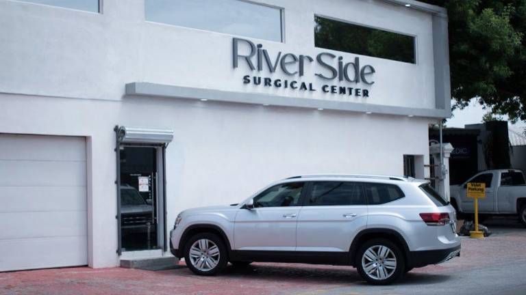 Las autoridades han identificado y cerrado dos clínicas asociadas al brote: la River Side Surgical Center y la K-3.