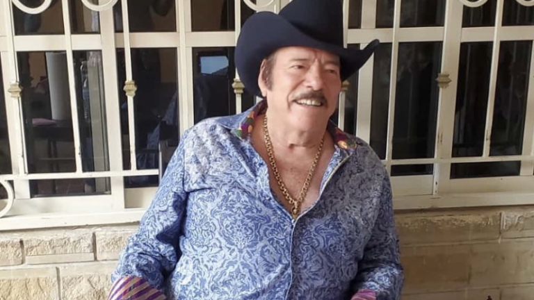 En redes sociales, Lalo Mora recibe fuertes críticas por besar y abrazar a sus fans, pese al Covid-19.
